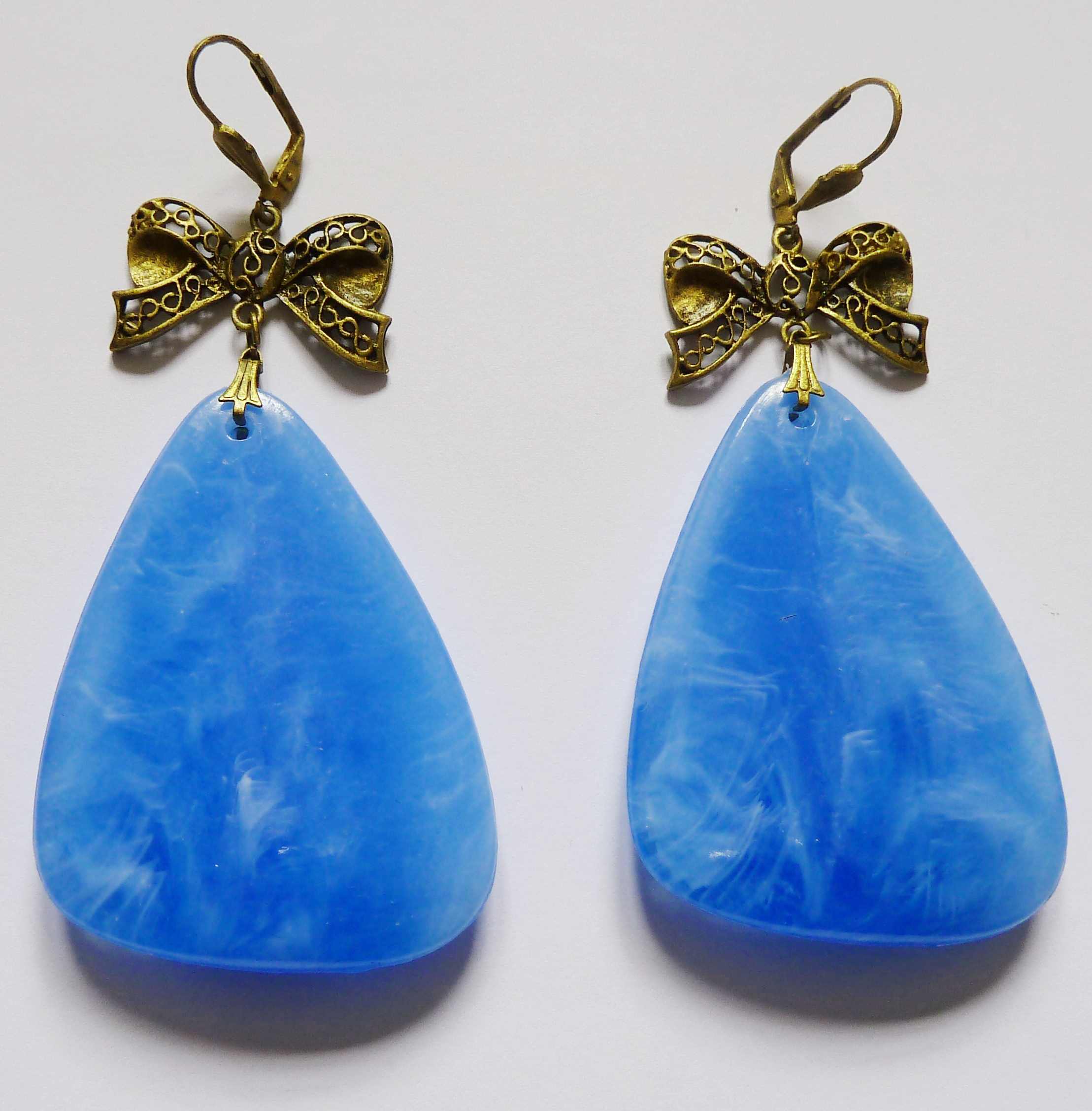 VINTAGE LUCITE LARGE BLUE DROPS EARRINGS Alfies